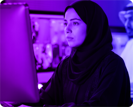مستشار محترف يعمل على الكمبيوتر